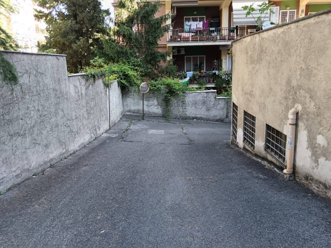 Posto auto coperto in vendita a Roma