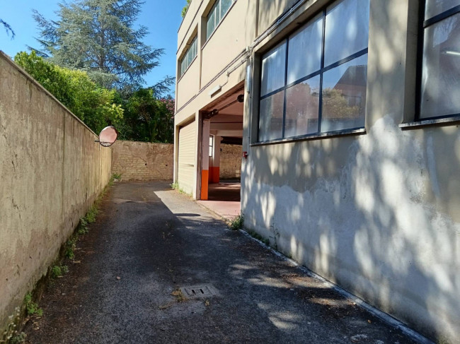 Posto auto coperto in vendita a Roma