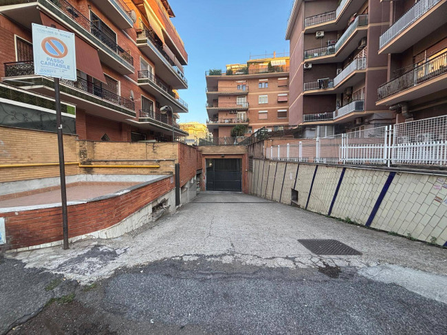 Box o garage in affitto a Roma