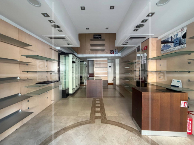 Locale commerciale in affitto a Roma
