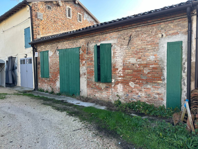 Locale commerciale in vendita a Concordia sulla Secchia