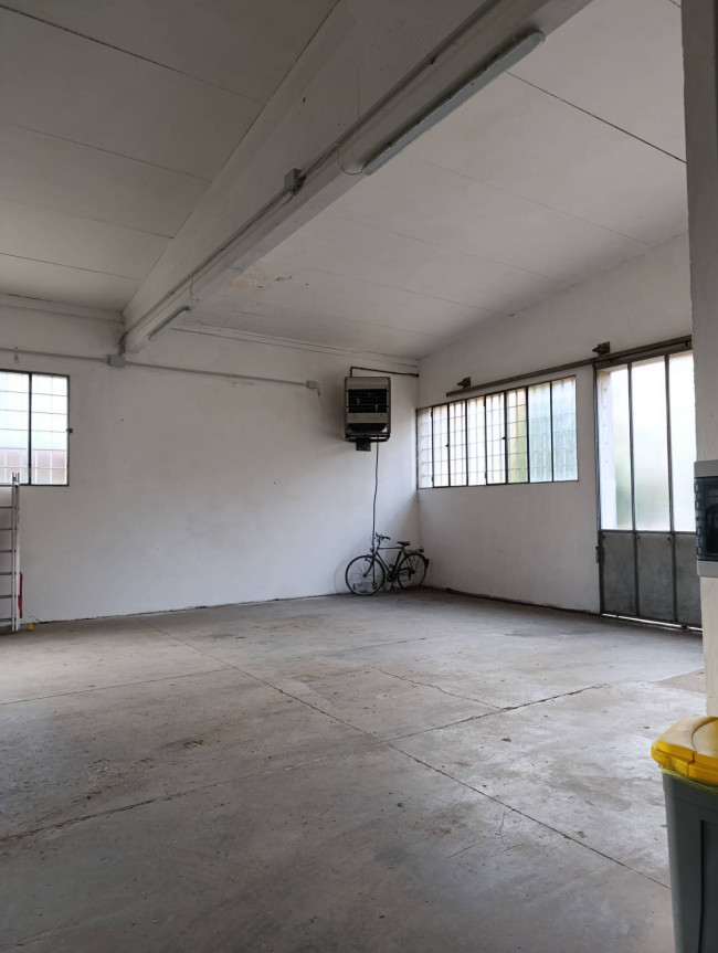 Locale commerciale in affitto a Mirandola