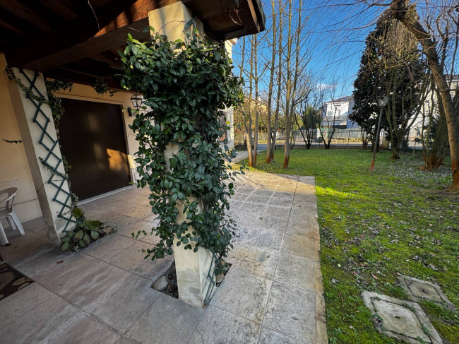 Appartamento con Ingresso Indipendente e Giardino Privato in vendita a Mirandola