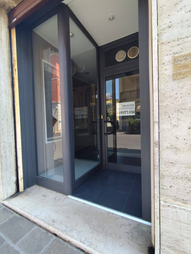 Attività commerciale in affitto a Mirandola