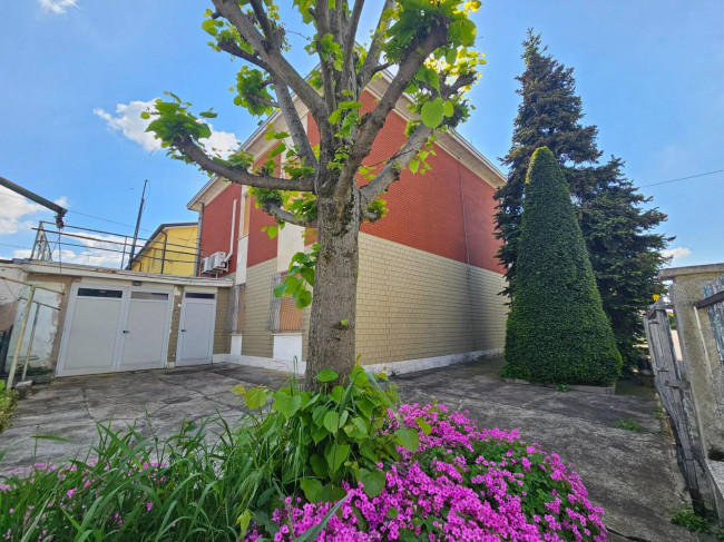 Villa Singola suddivisa in 2 Unità in vendita a Mirandola