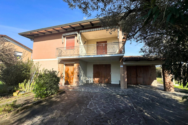 Villa Bifamiliare con Annesso Capannone in vendita a Medolla