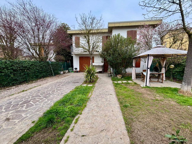 Villa Bifamiliare in vendita a Mirandola