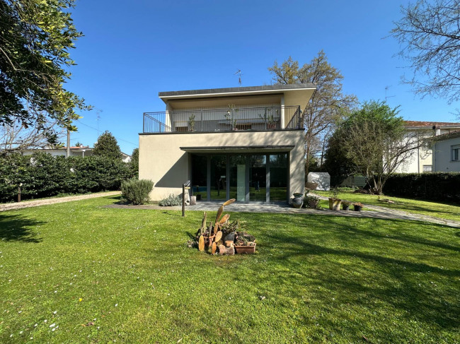 Porzione di Casa con Giardino in vendita a Finale Emilia