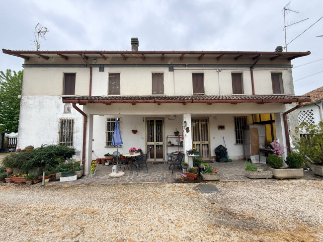 Villa Singola suddivisa in 2 Unità in vendita a Poggio Rusco