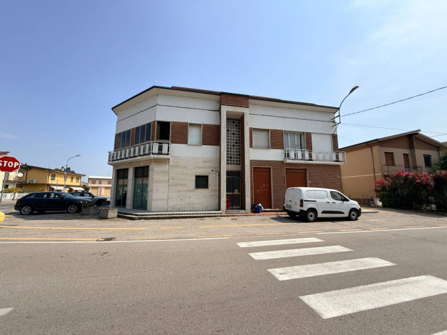 Casa Indipendente suddivisa in 2 appartamenti ed 1 magazzino in vendita a Borgo Mantovano