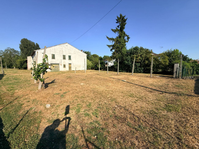 Villa Bifamiliare con Annesso Capannone in vendita a Borgo Mantovano