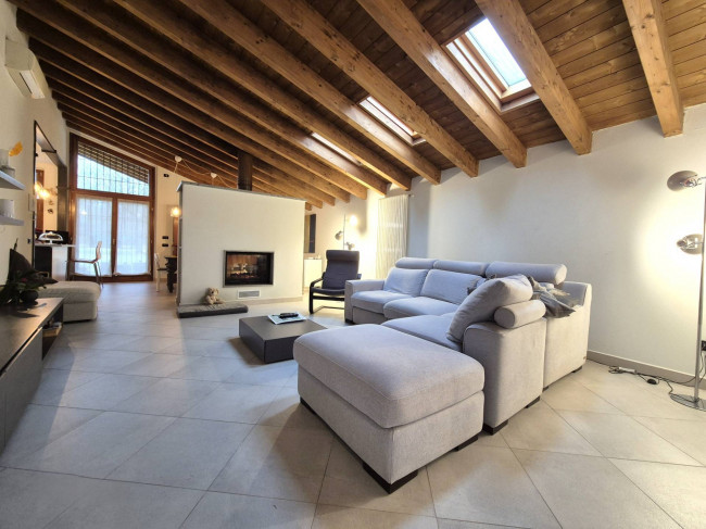 Casale di campagna in vendita a Linarolo