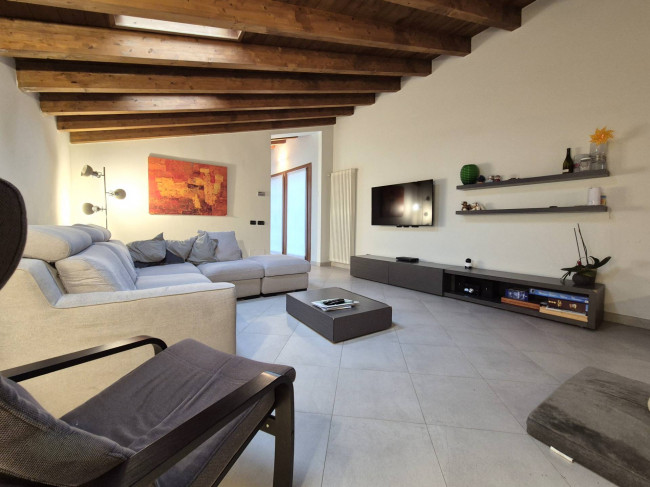 Casale di campagna in vendita a Linarolo