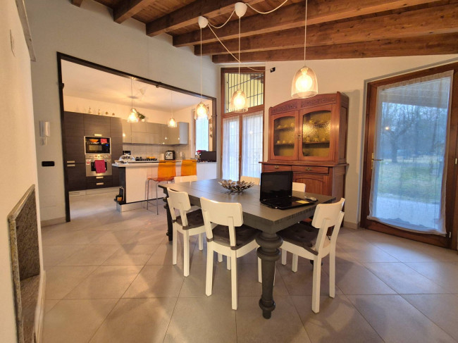 Casale di campagna in vendita a Linarolo