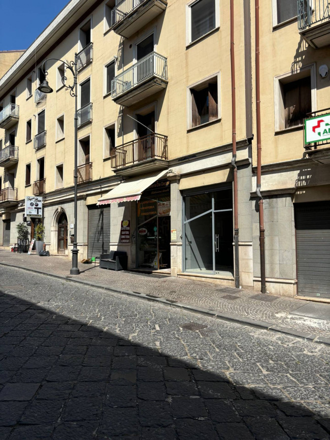 Locale commerciale in affitto a Avellino