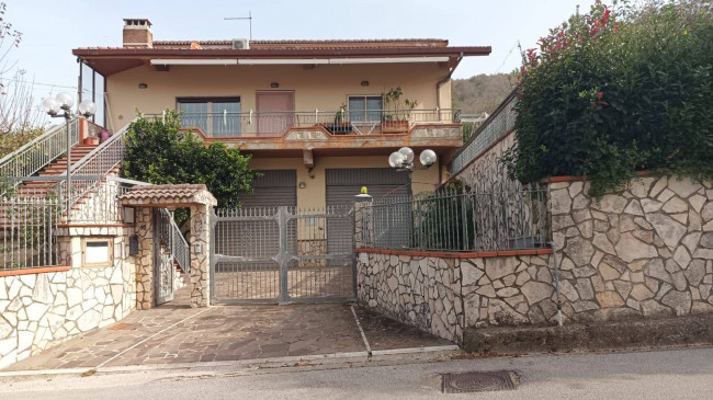 Villa in vendita a Contrada