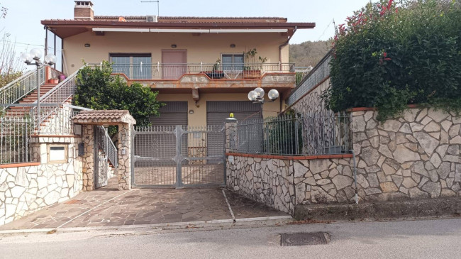 Villa in vendita a Contrada