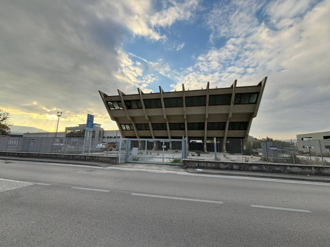 Edificio commerciale o terziario in affitto a Avellino