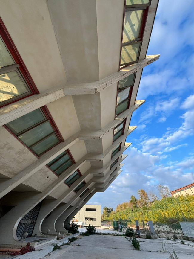 Edificio commerciale o terziario in affitto a Avellino