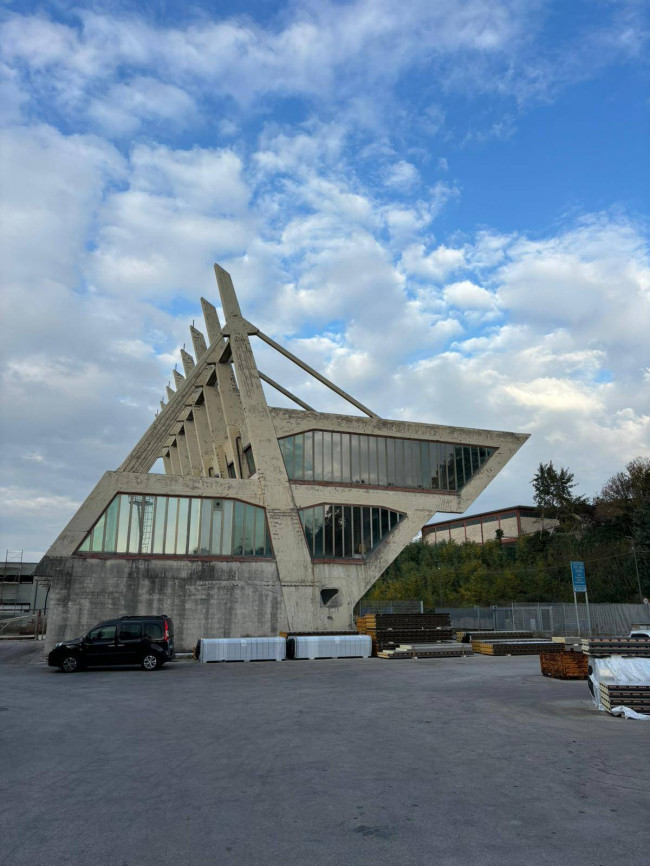 Edificio commerciale o terziario in affitto a Avellino