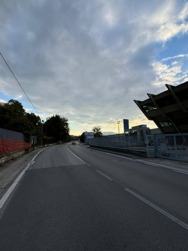 Edificio commerciale o terziario in affitto a Avellino