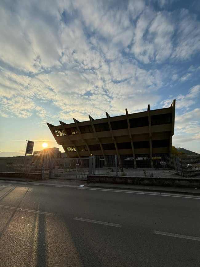 Edificio commerciale o terziario in affitto a Avellino