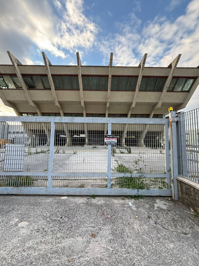 Edificio commerciale o terziario in affitto a Avellino