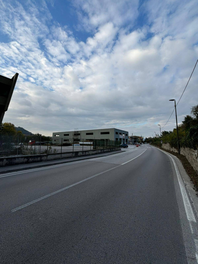 Edificio commerciale o terziario in affitto a Avellino