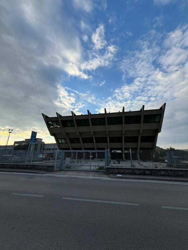 Edificio commerciale o terziario in affitto a Avellino