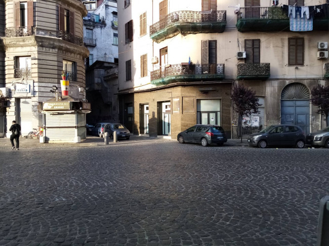 Edificio commerciale o terziario in vendita a Napoli