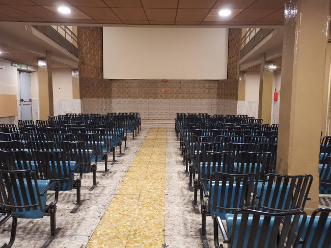 Edificio commerciale o terziario in vendita a Napoli