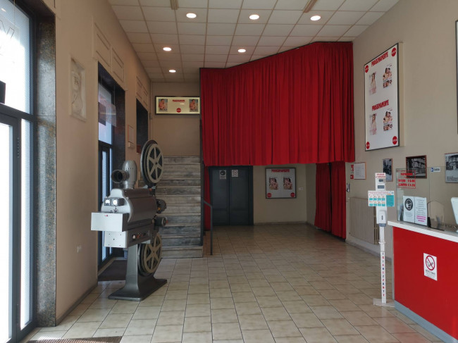 Edificio commerciale o terziario in vendita a Napoli