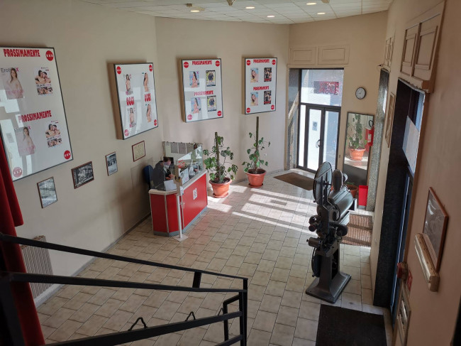 Edificio commerciale o terziario in vendita a Napoli