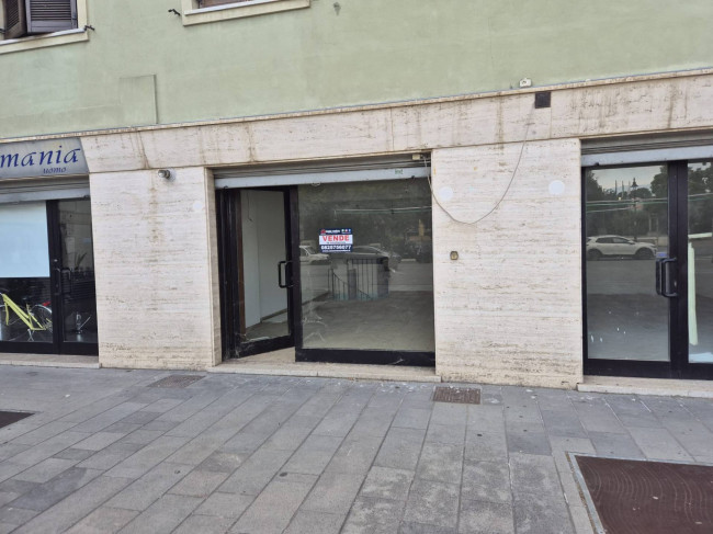 Locale commerciale in vendita a Avellino