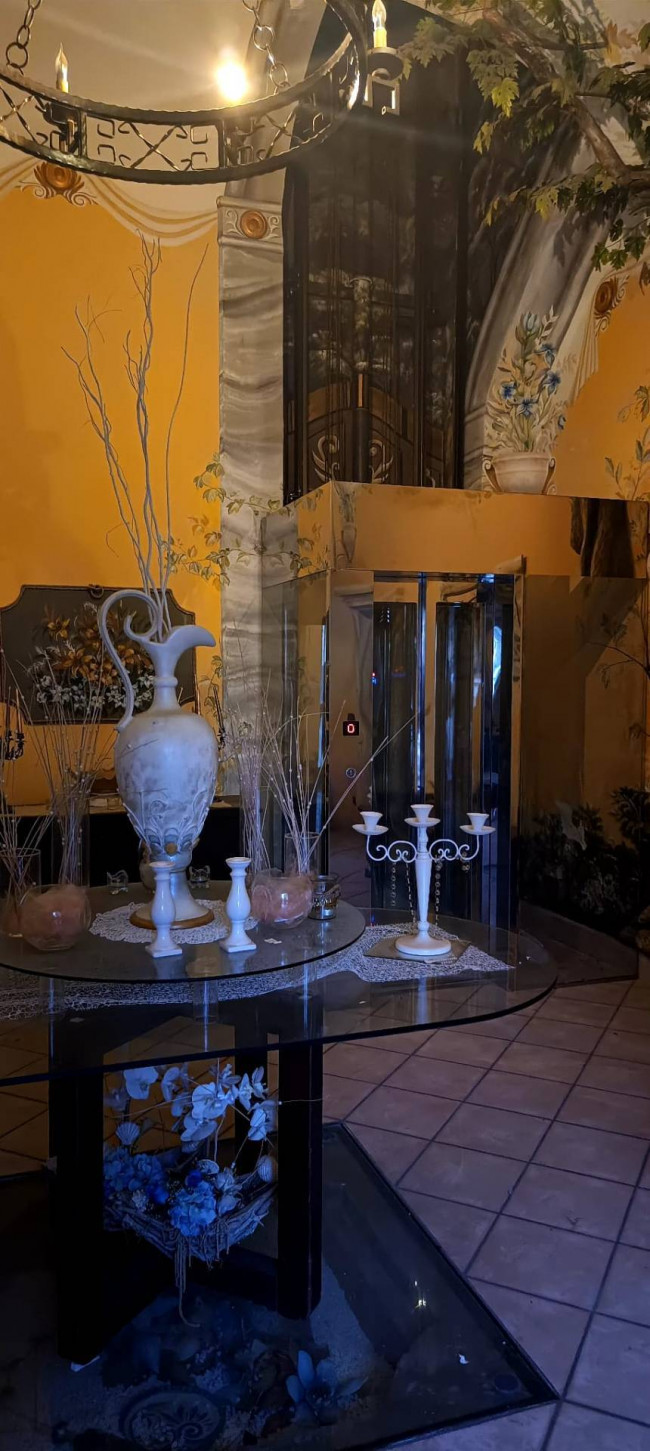 Edificio commerciale o terziario in vendita a Maddaloni