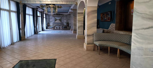 Edificio commerciale o terziario in vendita a Maddaloni