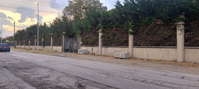 Edificio commerciale o terziario in vendita a Maddaloni