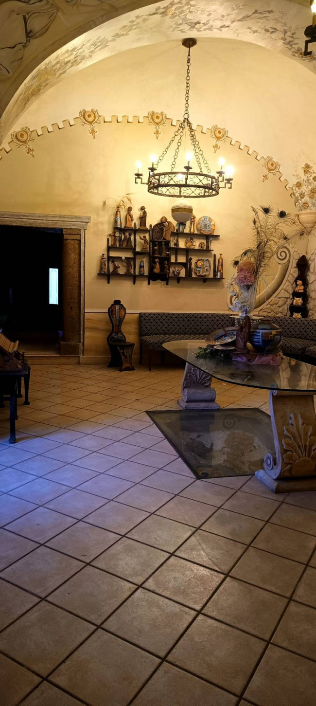 Edificio commerciale o terziario in vendita a Maddaloni