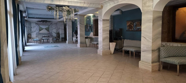 Edificio commerciale o terziario in vendita a Maddaloni