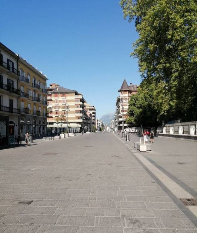 Locale commerciale in vendita a Avellino