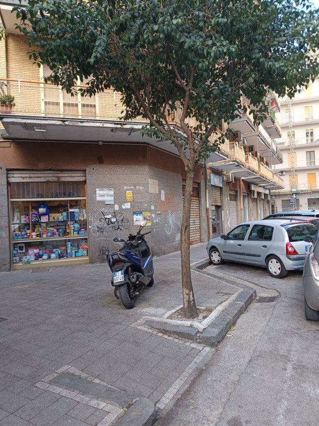 Locale commerciale in vendita a Salerno