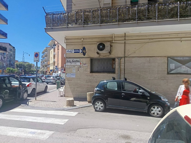 Locale commerciale in vendita a Salerno