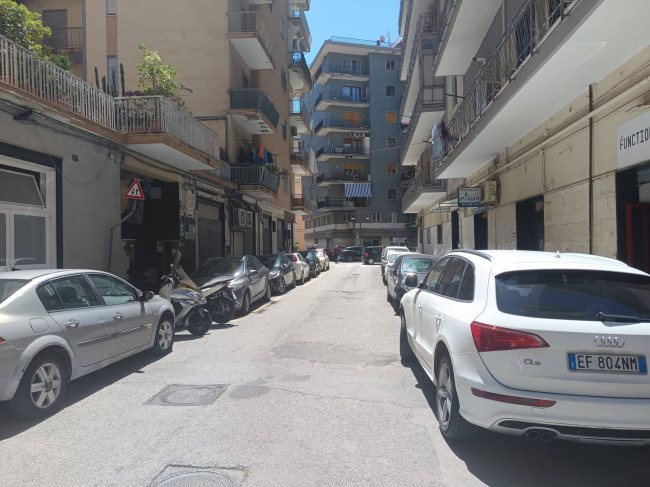 Locale commerciale in vendita a Salerno