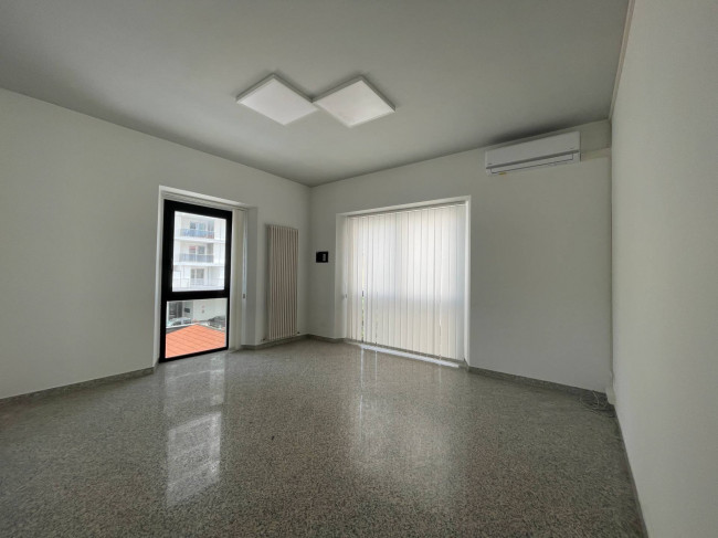 Palazzo/Stabile uso commerciale in vendita a Pescara