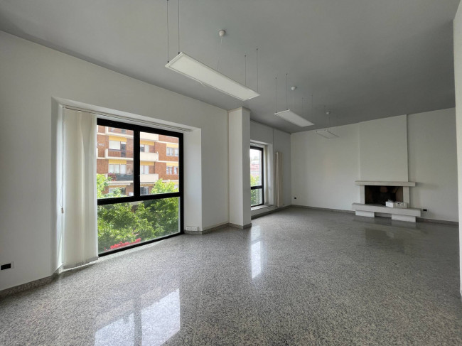 Palazzo/Stabile uso commerciale in vendita a Pescara