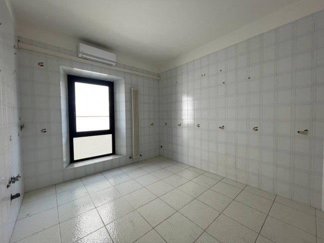 Palazzo/Stabile uso commerciale in vendita a Pescara