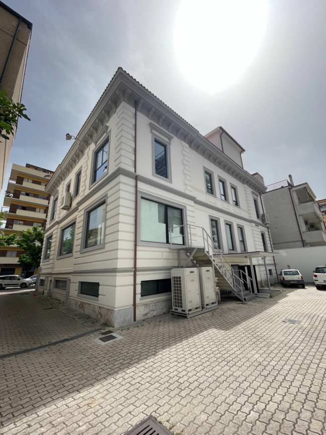 Palazzo/Stabile uso commerciale in vendita a Pescara