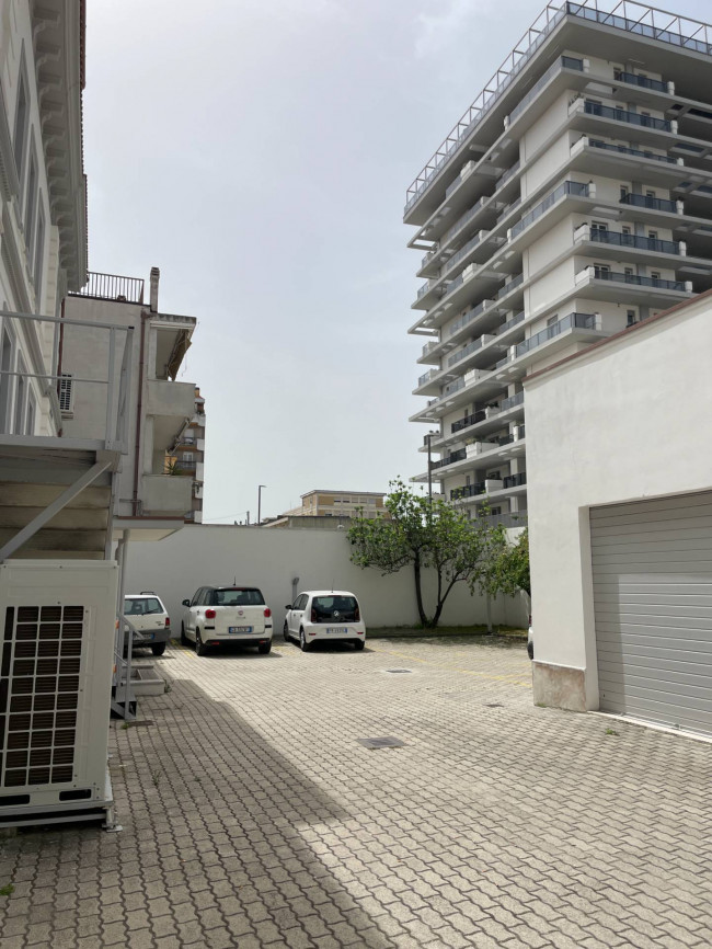 Palazzo/Stabile uso commerciale in vendita a Pescara