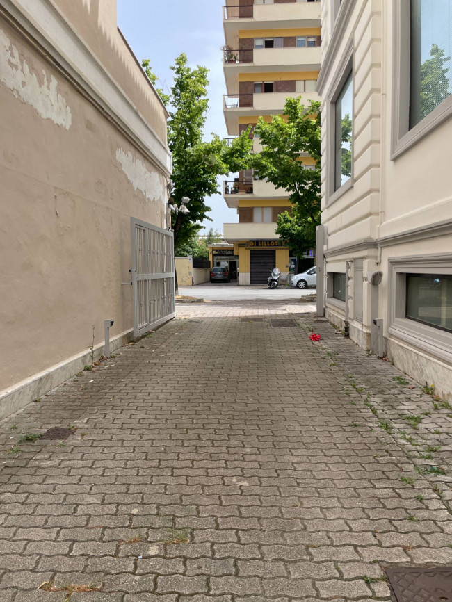 Palazzo/Stabile uso commerciale in vendita a Pescara