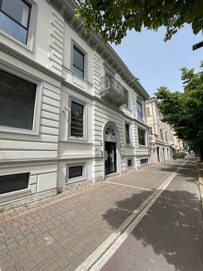 Palazzo/Stabile uso commerciale in vendita a Pescara